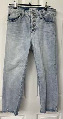KanCan light wash raw hem button fly Estilo size 26 denim jeans